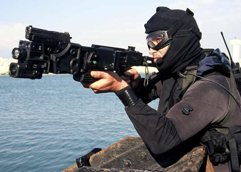 以色列拐弯枪,简单实用的巷战神器