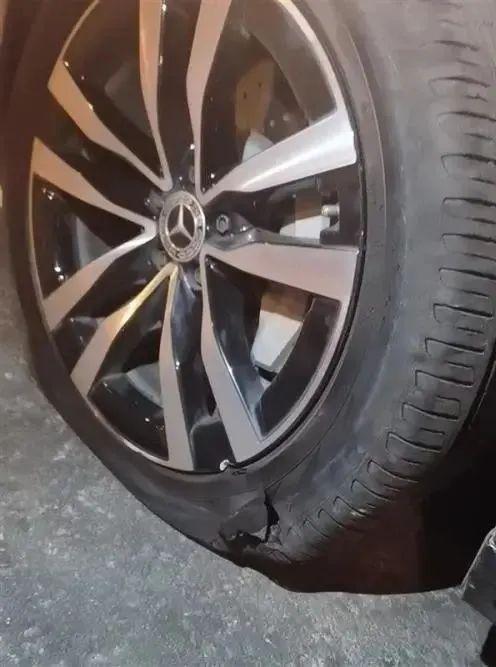 轮胎爆裂,应该拨打什么电话进行求救