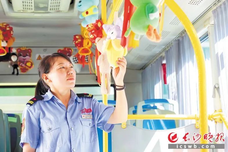 　　罗爱玉正在布置车厢里的布偶。　　长沙晚报全媒体记者 冯启阳 摄
