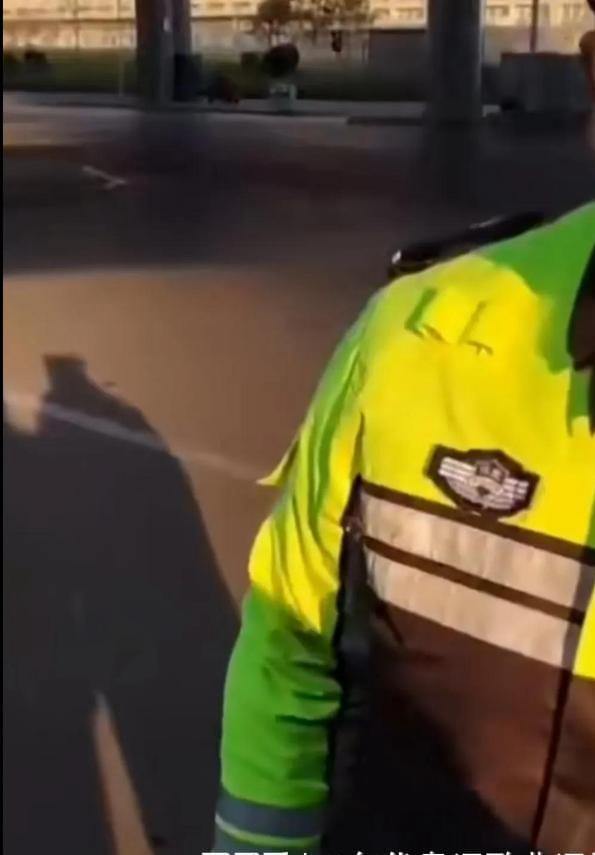 太离谱!石家庄一男子闯禁摩路段被拦,全程"怒吼"辅警!