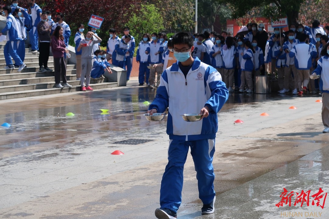 衡阳市铁一中学组织在校师生开展趣味运动会