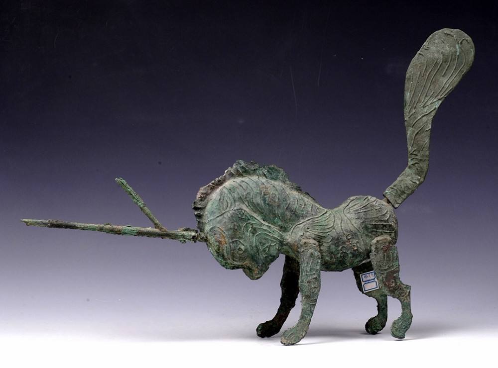 法院门口为何放置獬豸?神异经中的任法兽,一只角专抵不公之人!