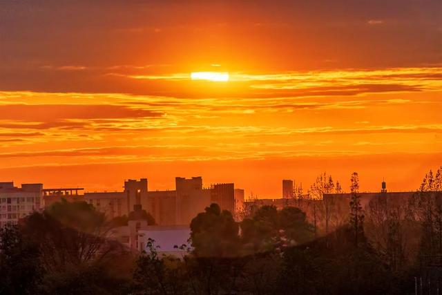 洒满金光!成都今晨这份日出你爱了吗?