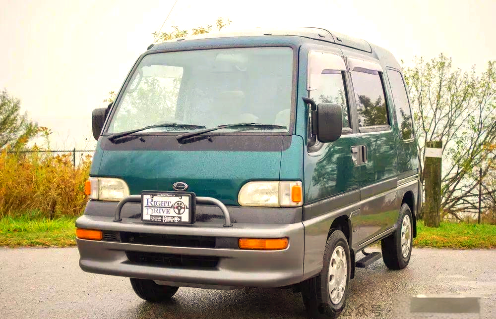 香港车库惊现布满灰尘的面包车,车标独特尾标为斯巴鲁