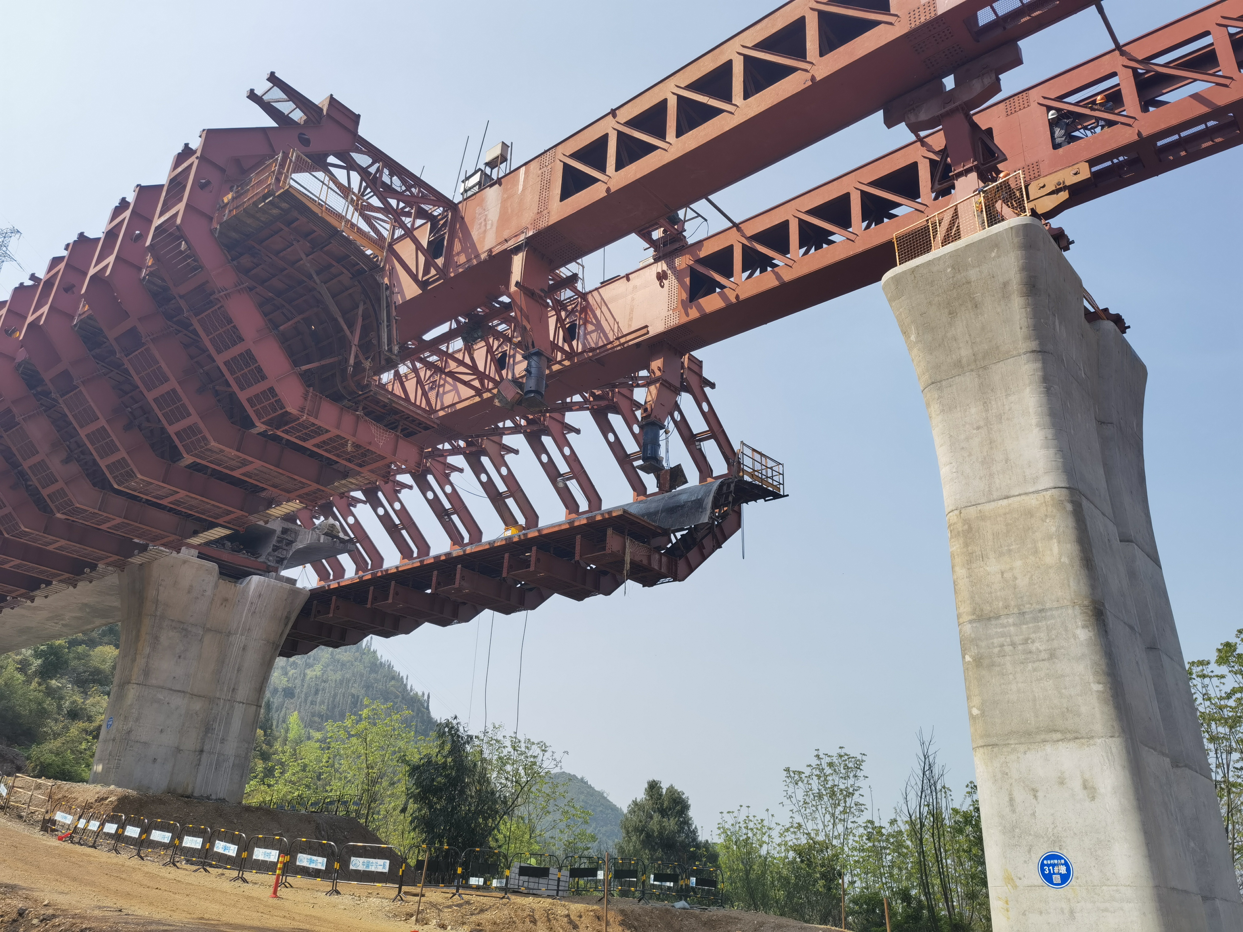 盘兴铁路全线首孔移动模架在四标段峡谷村特大桥成功过孔