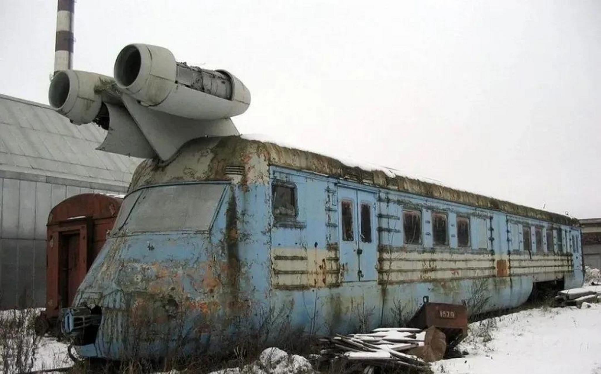 莫斯科郊停泊的报废外涡喷列车,这可是当年苏联时代的黑科技.