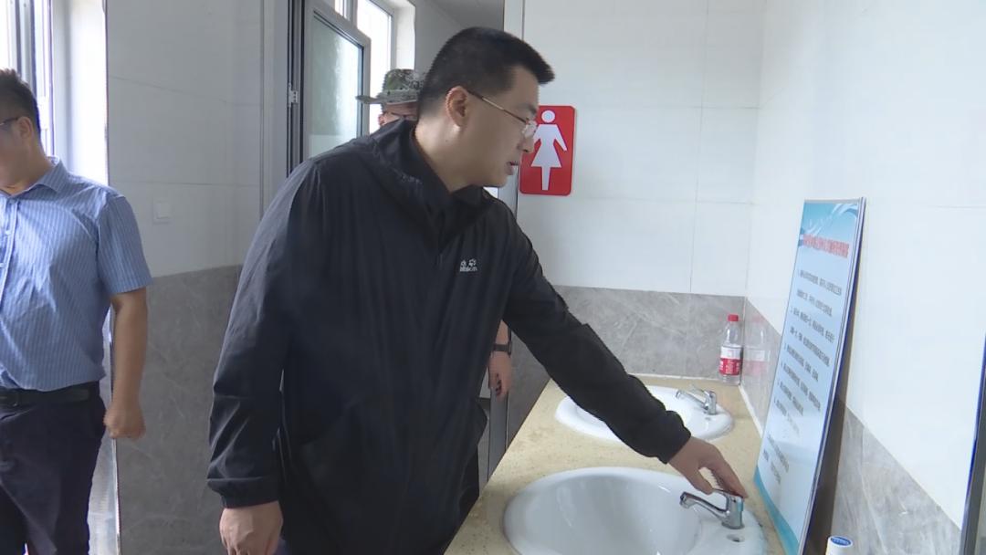 区委书记顾蕾到段家堡乡就公共卫生间管理运行情况和防汛工作进行调研
