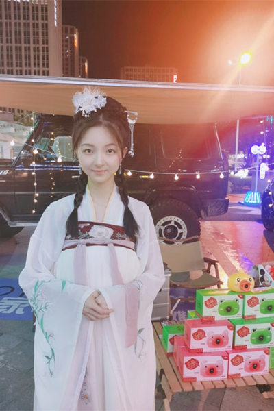 童星苏魏舞体验生活,开车摆地摊,称:这是一项娱乐