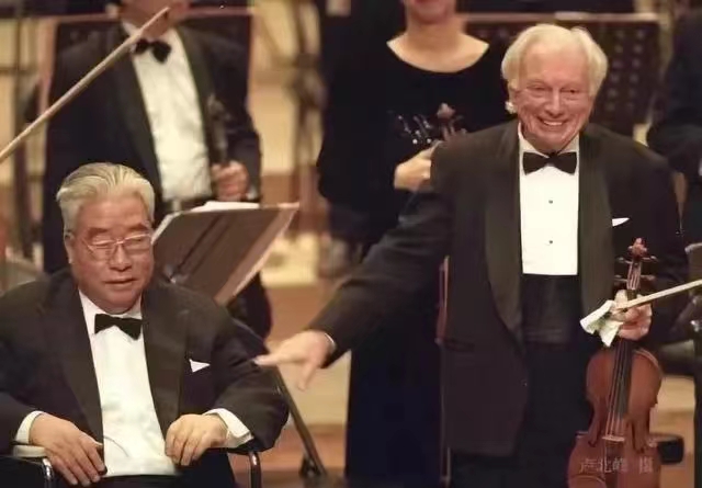 2001年,为交响乐"曲高和众"事业奔走一生的李德伦病逝于北京.