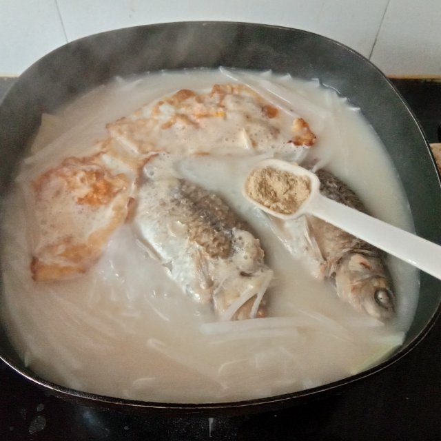 荷包蛋鯽魚蘿蔔湯,鮮美營養,老少皆宜