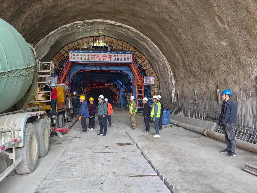 本桓高速工程摩天岭隧道进口二次衬砌首件顺利浇筑
