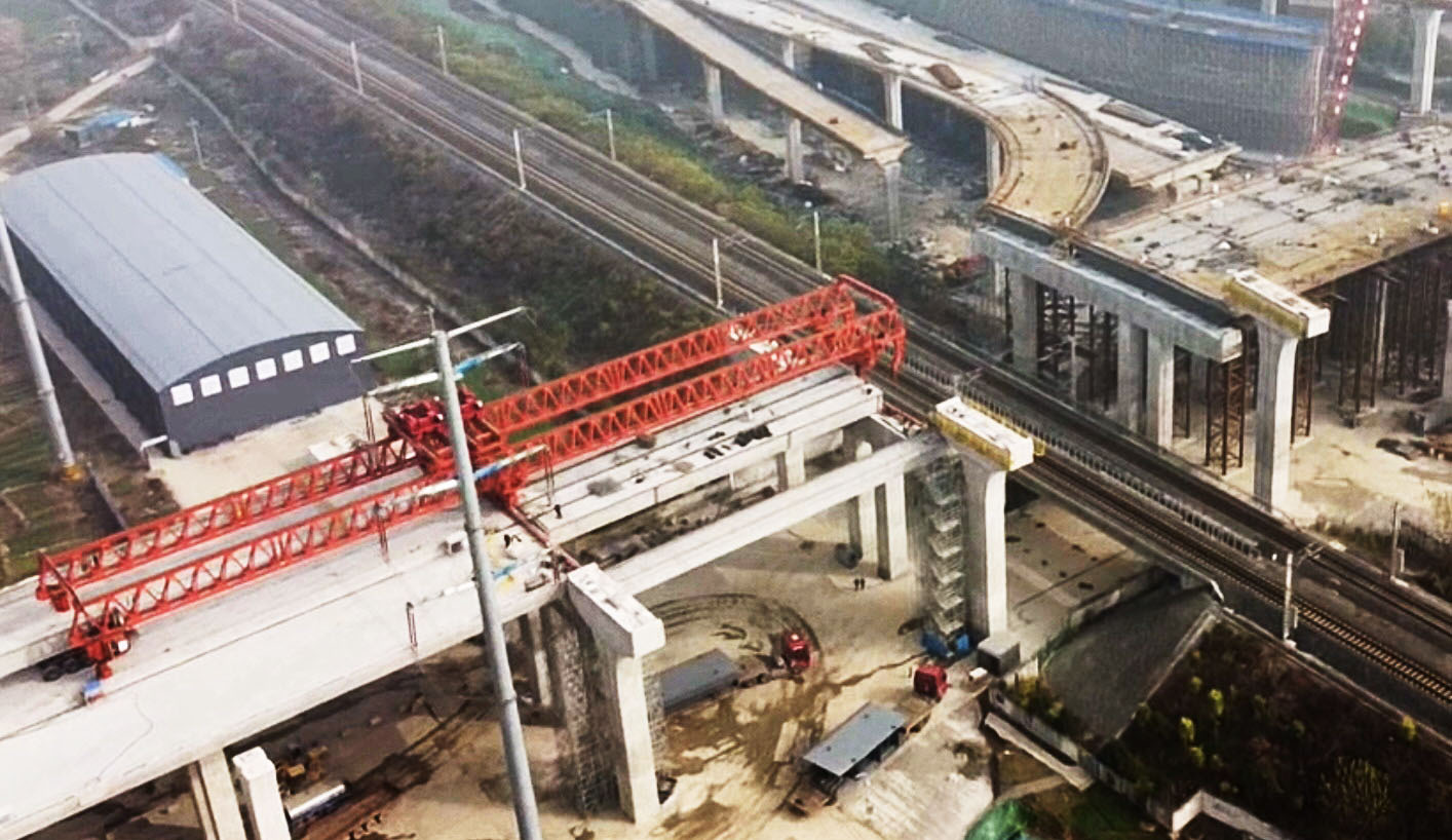 快速环路唯一涉铁段高架桥架梁 润扬北路互通"跨"铁道