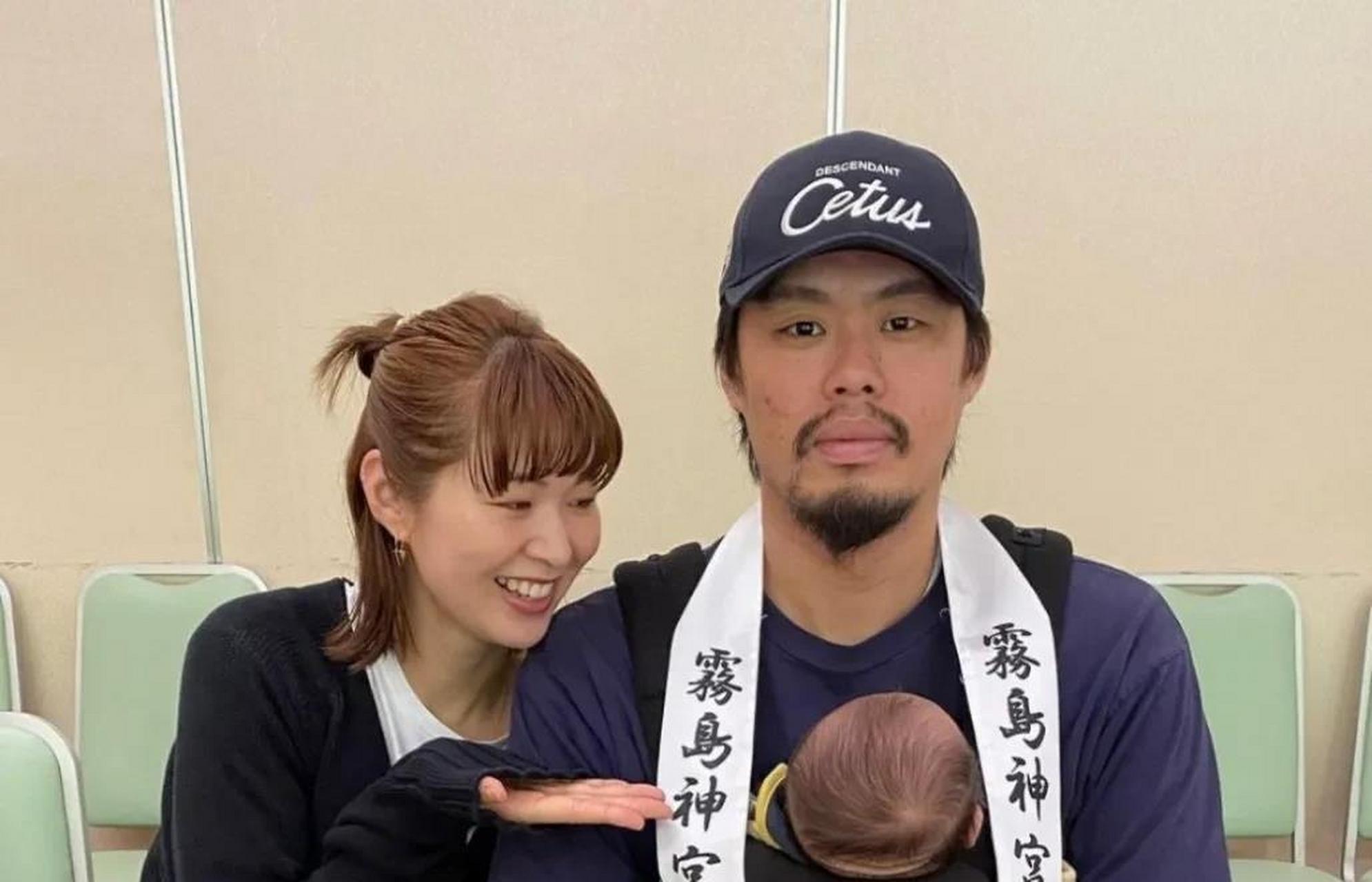 昨天,原日本女排知名主攻木村沙织带着老公,还刚出生不久的儿子去