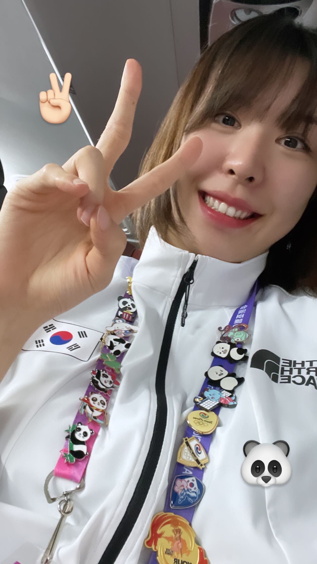 韩国女篮中锋朴智秀晒美照 与亚运奖牌&纪念徽章自拍