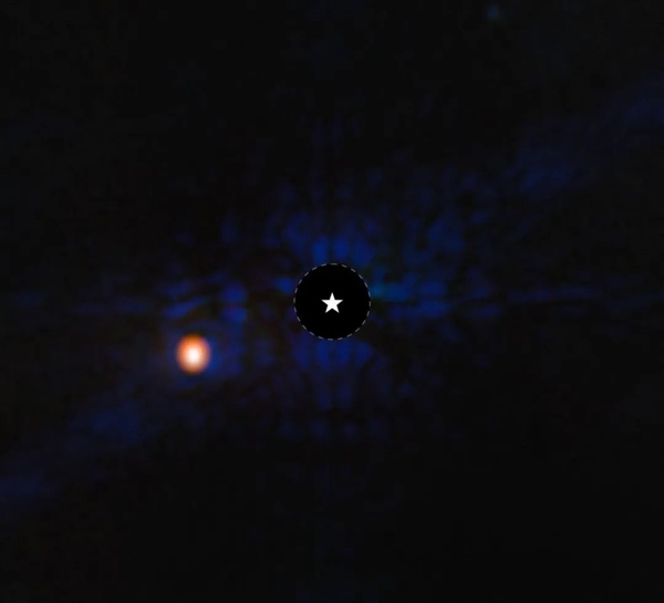 韦布望远镜首次直接拍到系外行星!还是个“三体”星系