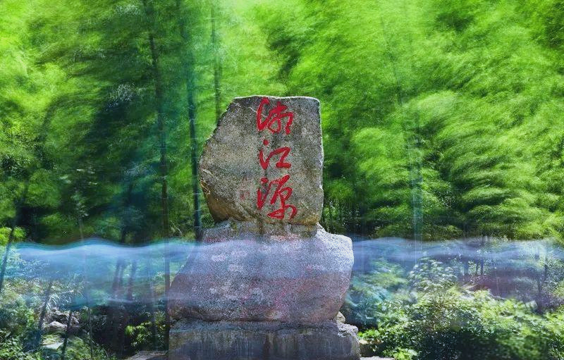 蓝山县湘江源国家森林公园内的板塘湖,宛如一面镜子般平静,湖水清澈