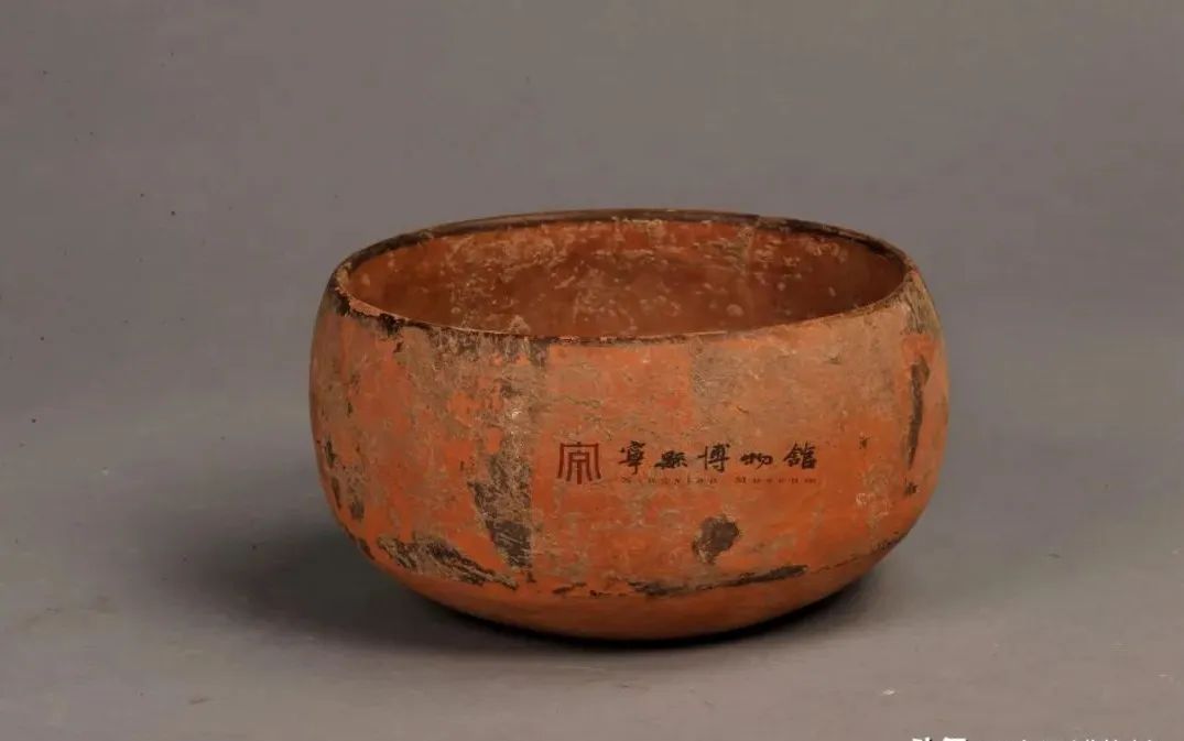 宁县博物馆馆藏精品丨新石器黑彩几何纹红陶钵