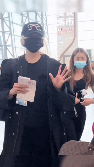 關曉彤曬雙手戴多枚戒指照,疑似回應“無名指戴戒指”-有駕 關曉彤曬雙手戴多枚戒指照,疑似回應“無名指戴戒指”-有駕