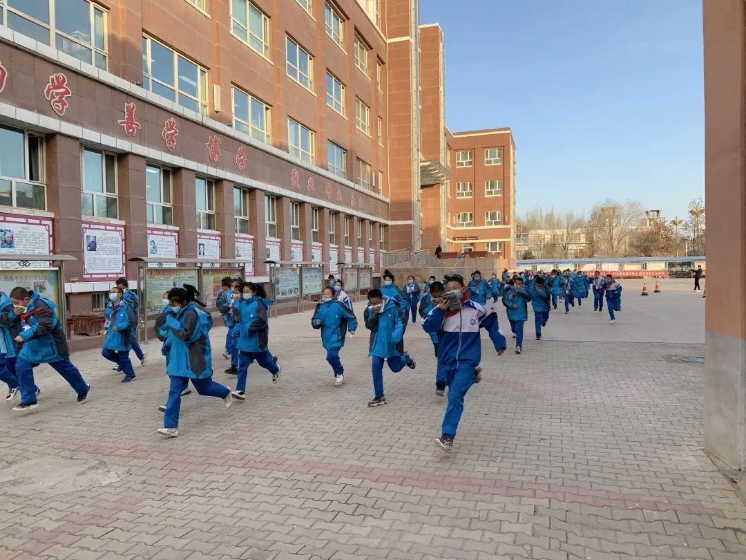 「一中一小教育集团」五家渠第一中学开展消防应急疏散演练