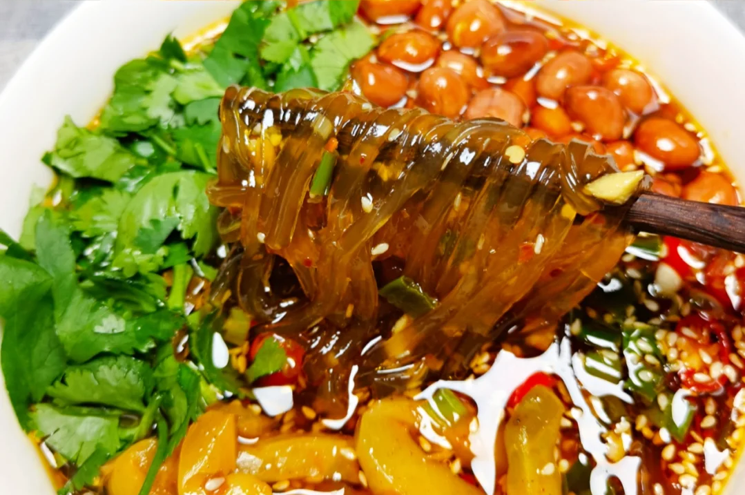 美餐一顿:酸辣粉 凉拌鸡胸豆芽金针菇!