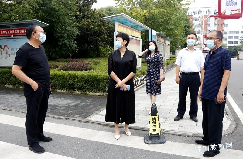 焦红艳察看高校疫情防控工作