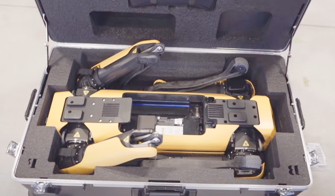 波士顿动力狗开箱实测:除了踮脚转身,还能鬼步舞和撒娇"装死"