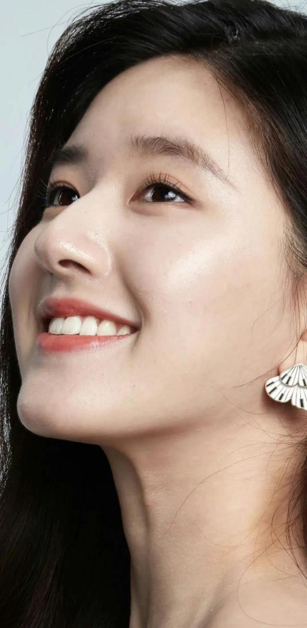 脸颊上的毛孔和下巴上的闭口都清晰可见,昨晚看后浪,赵露思皮肤白的