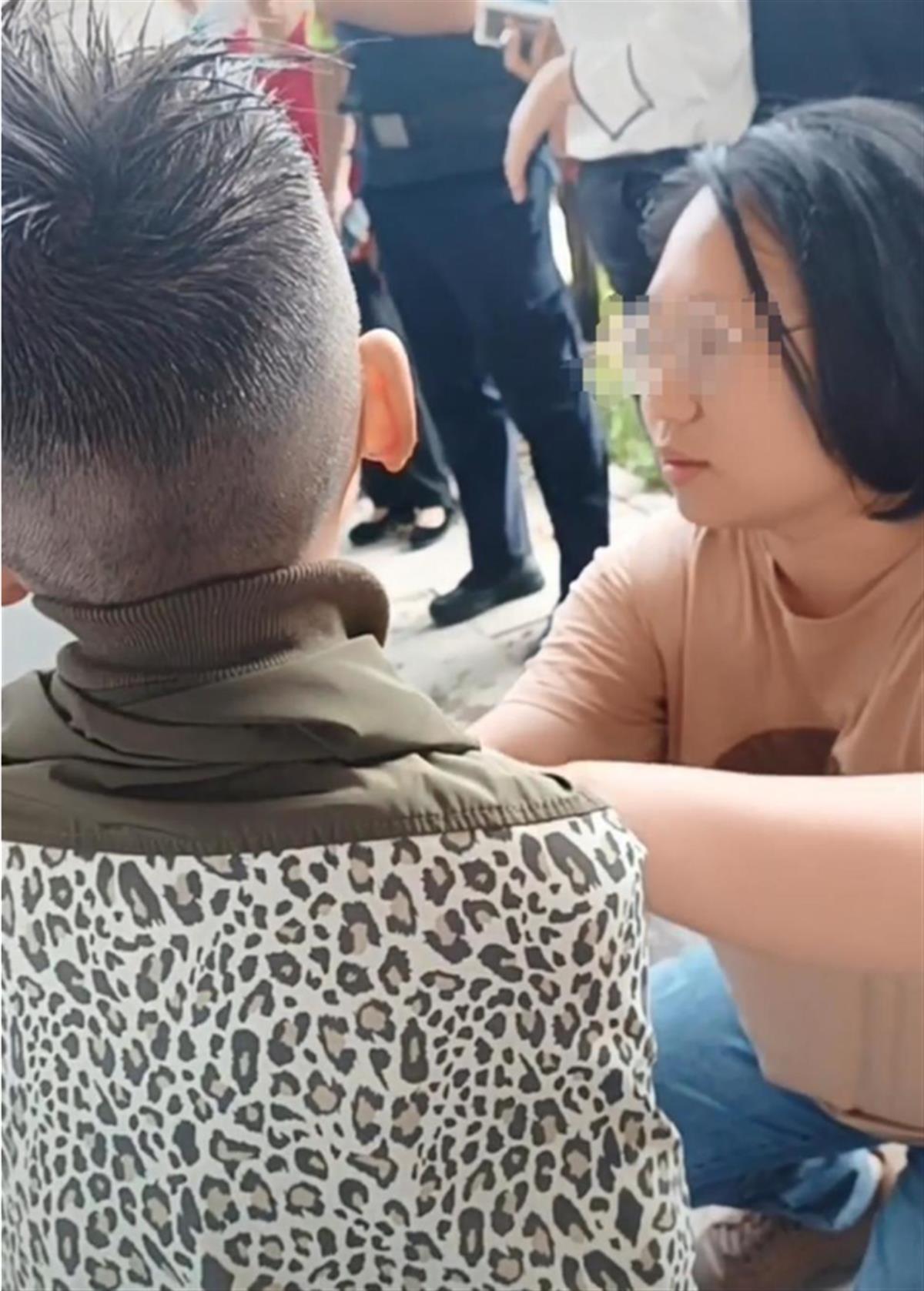 一名被救起的儿童.png