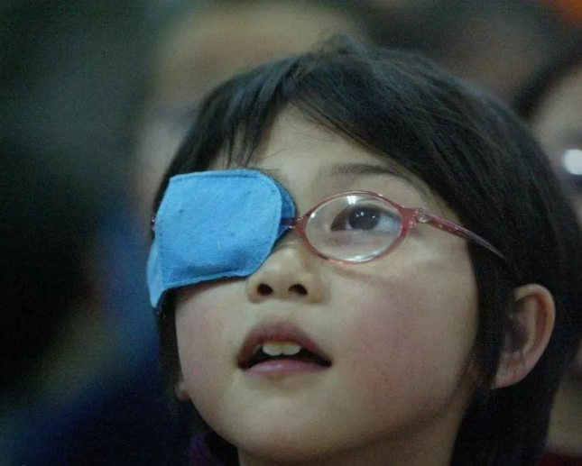 从小戴眼镜和不戴的孩子,长大后颜值有啥差距?说出来别不信