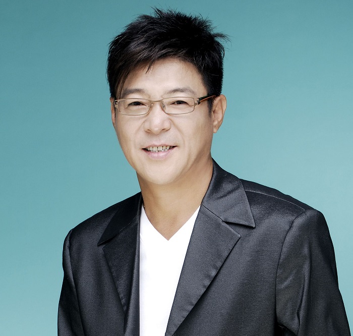 63岁姜育恒定居大陆!与好友聚餐唱《再回首》,手拿雪茄太霸气