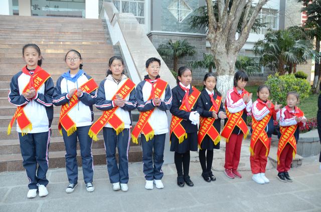 「丽江热线」丽江市实验学校授予9名同学"新时代好少年"称号