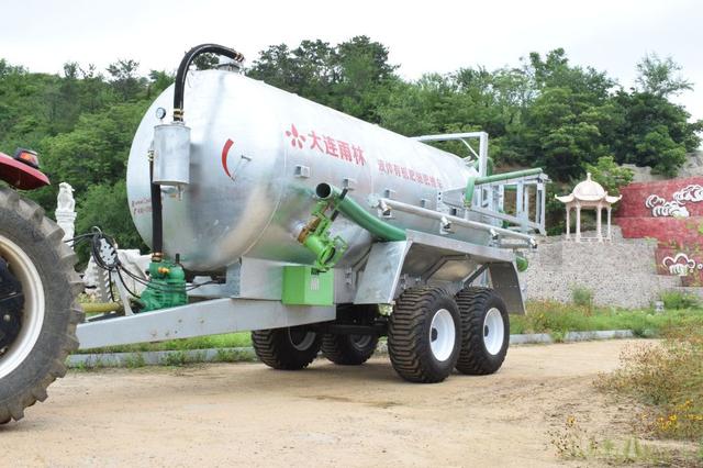 拖拉机牵引式的液态肥罐车保驾护航,日铺万亩黑土地