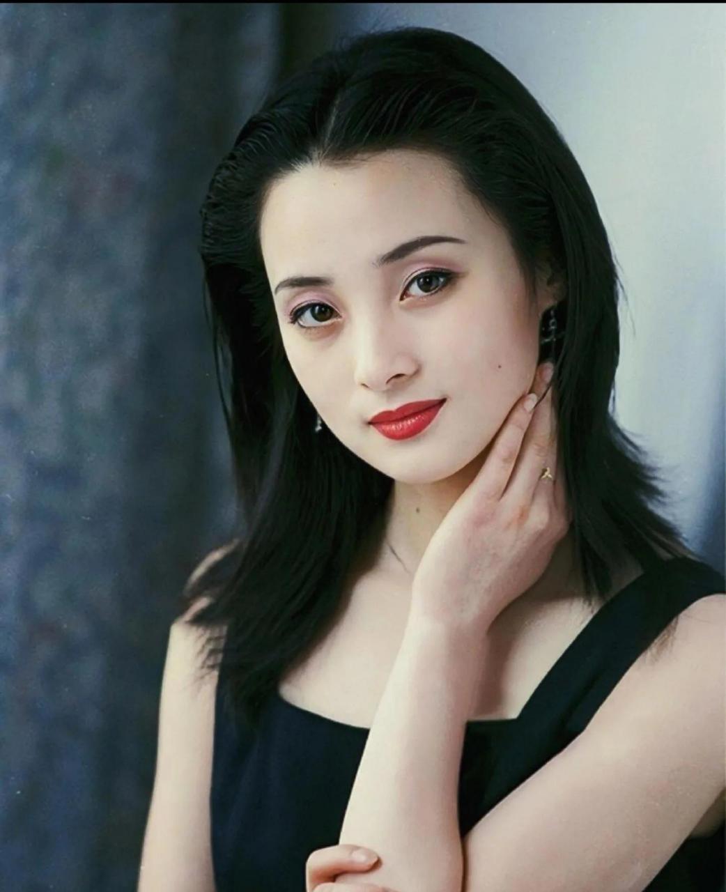 蒋勤勤是一位出色的演员,她的美貌,才华和演技备受人们的认可.