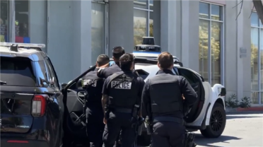 青少年无人驾驶车内向路人射水弹 Waymo假装故障并自动报警协助抓人