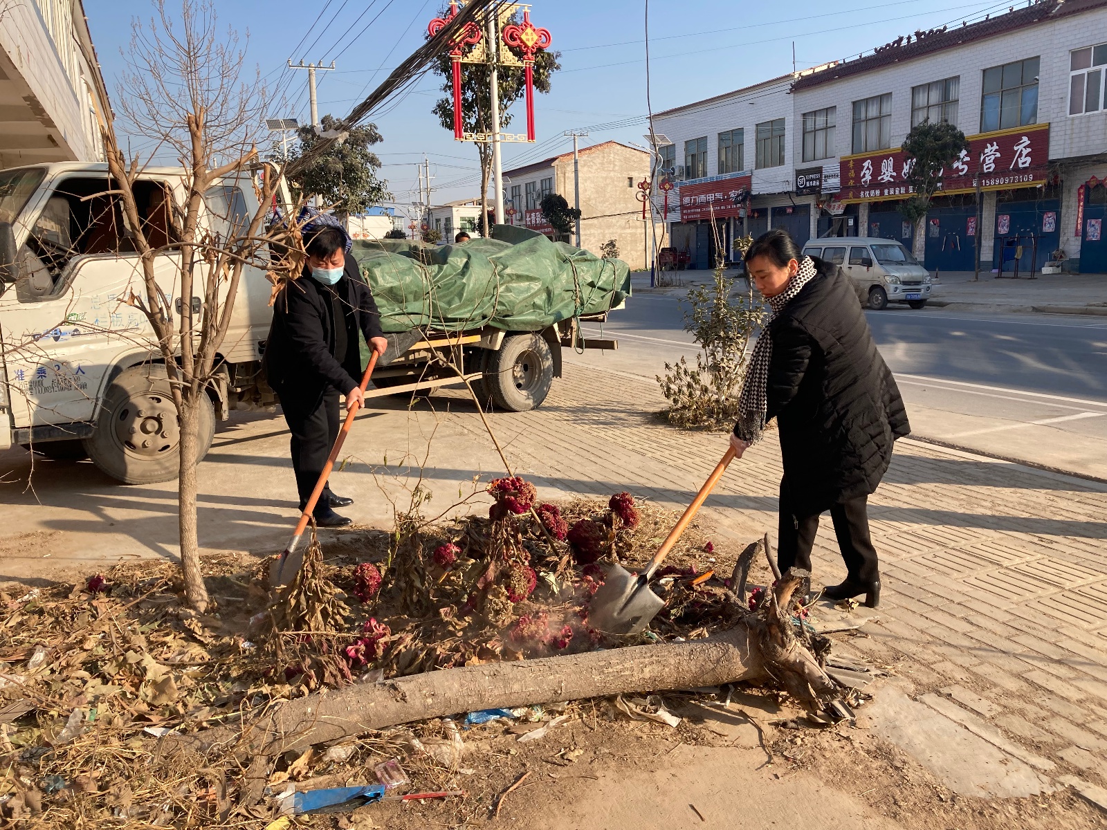 杞县湖岗乡:领导干部带头打扫卫生 大力推进人居环境整治