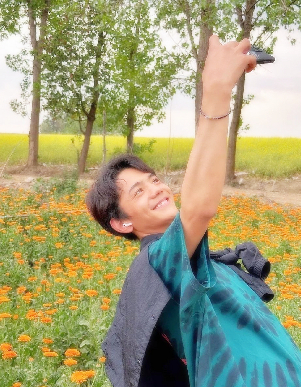 娱乐新闻 丁真近照 笑容依旧充满感染力[打ruff]  结尾