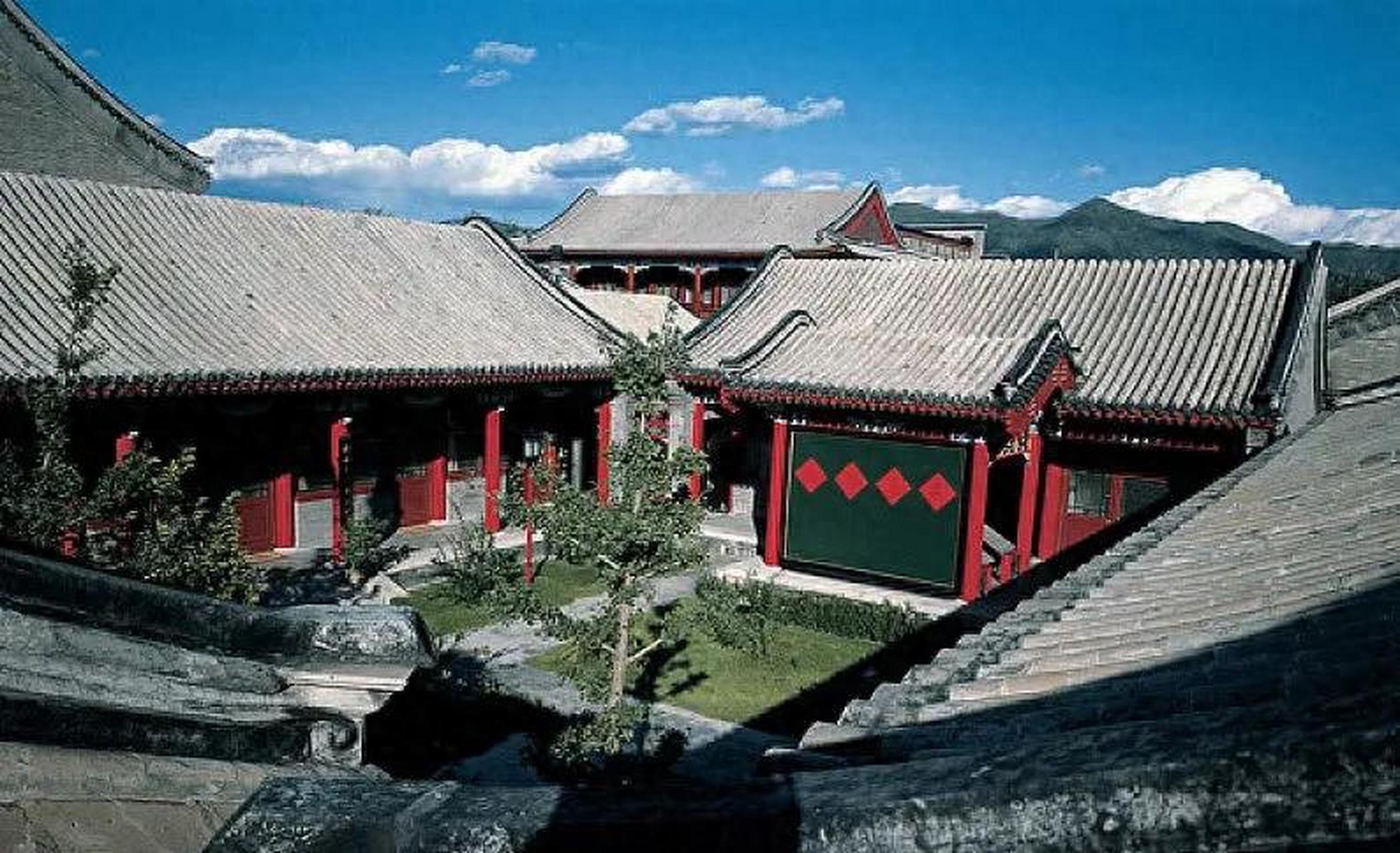 成龙来北京拍戏,被房产中介忽悠买8套四合院,每套50万一套,朋友知道