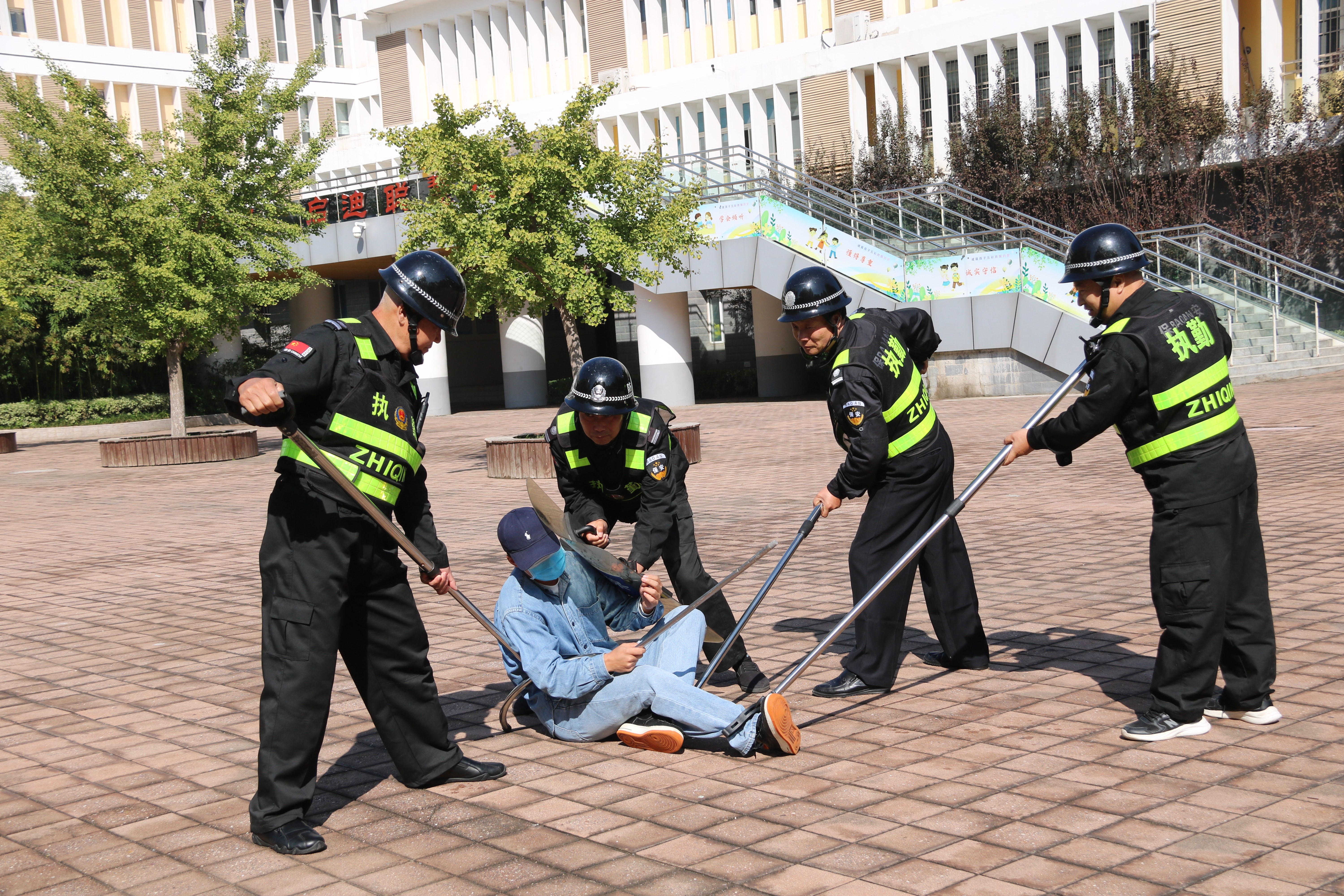 郑州大学实验小学举行防暴恐应急演练