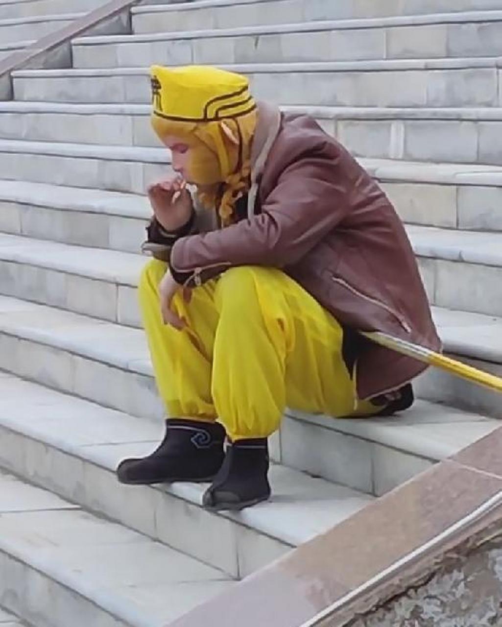 猴哥坐在这儿一个劲的抽烟,是遇到什么烦心事了吗.