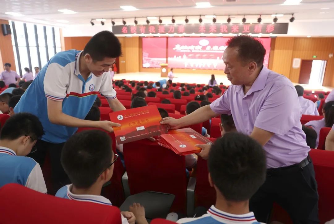 浉河中学 信阳高中携手举行优秀生表彰大会暨初升高衔接指导会