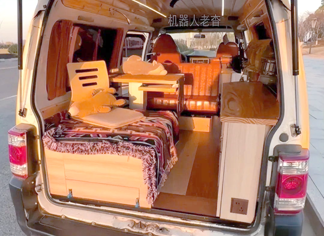 后排座椅与尾箱巧妙地形成了对座布局,中间巧妙地放置了一张可折叠的