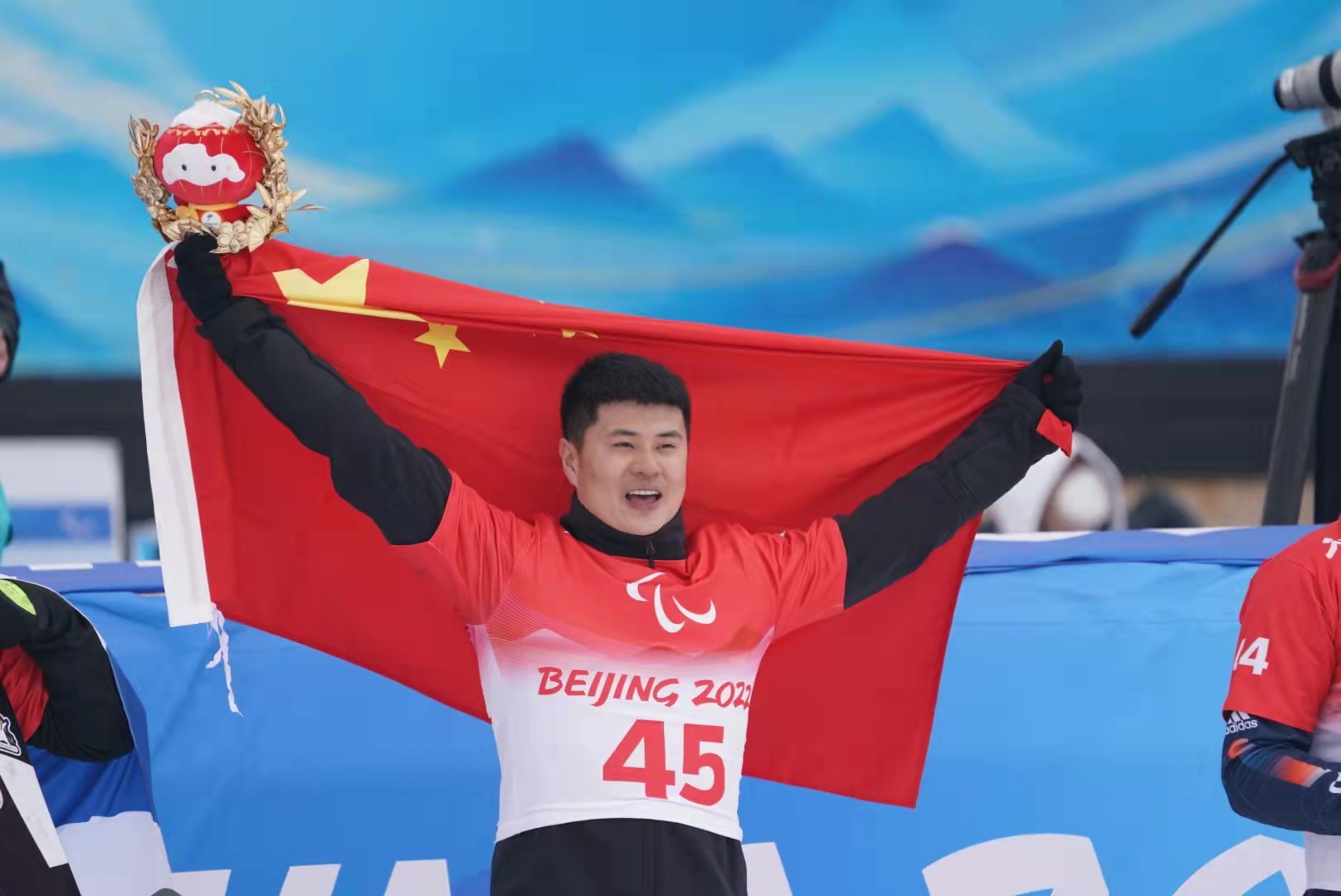 孙奇夺得单板滑雪男子坡面回转(ll2级)金牌