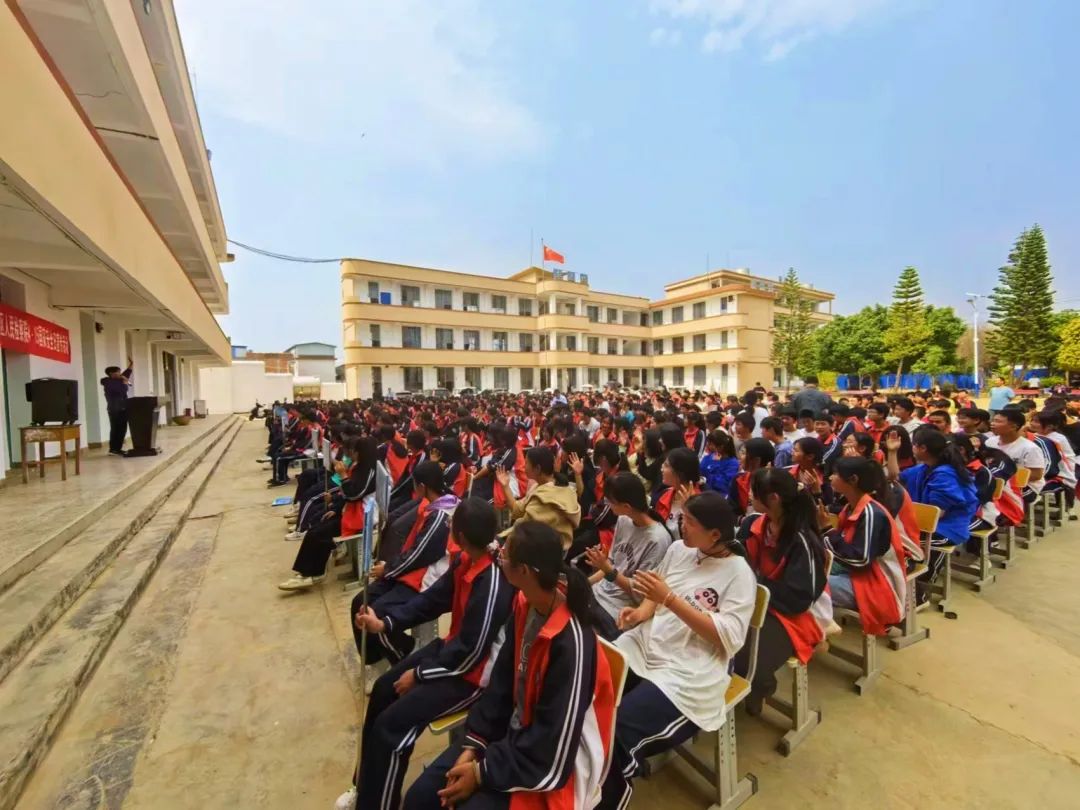 隆阳区人民检察院"检爱"工作室到本区胡家中学,保九