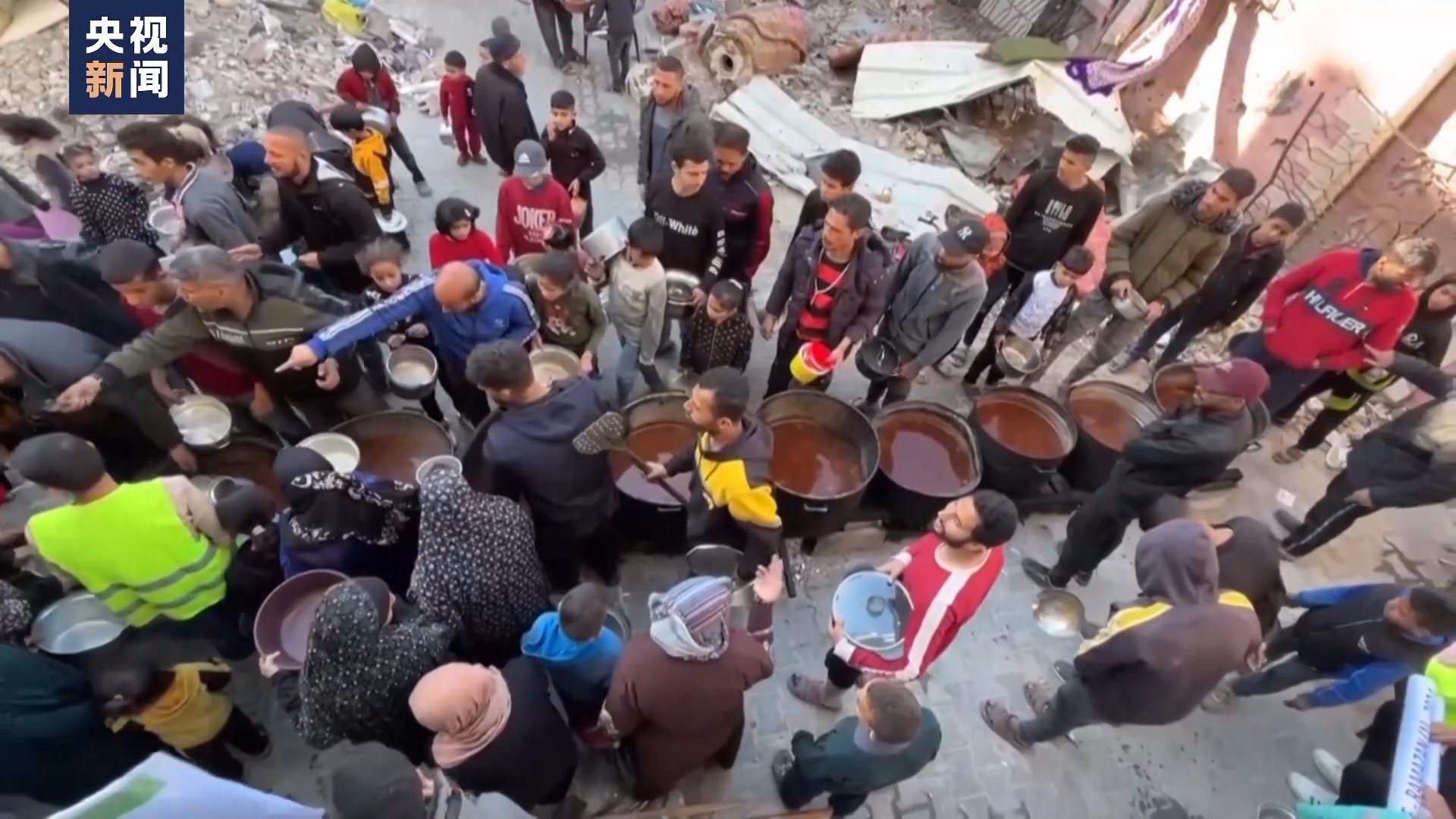 饥饿仍是难题 加沙儿童排长队只为领取一碗热汤