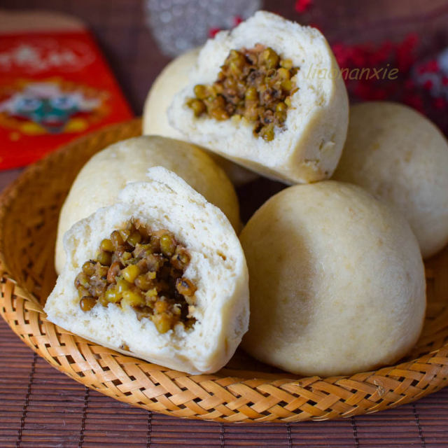 绿豆豆包,皮薄馅多,香软好吃,空口吃都觉得非常美味