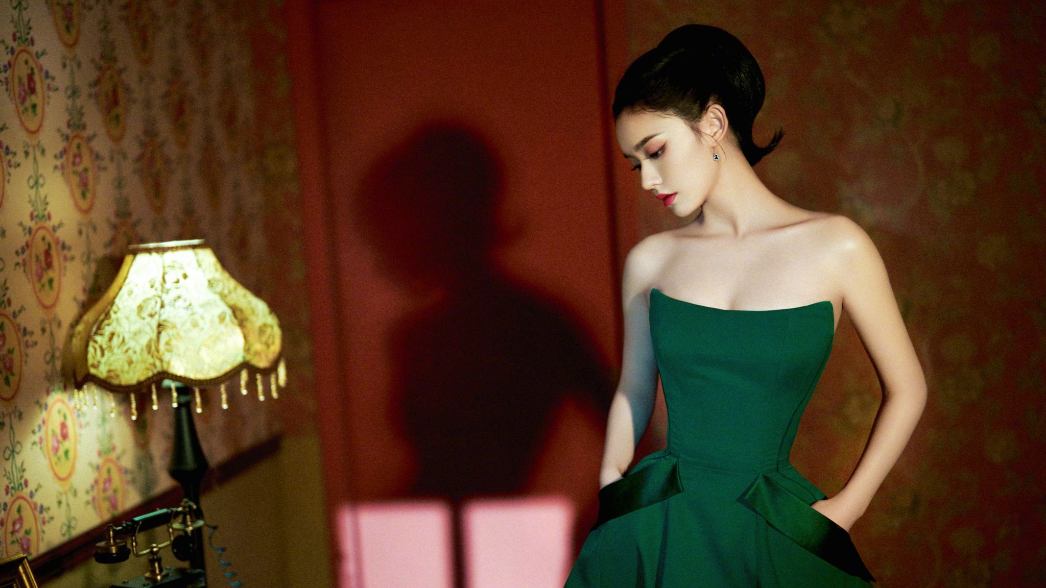 林允绿色抹胸连衣裙性感写真