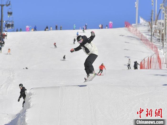 长白山西坡野雪滑雪场图片