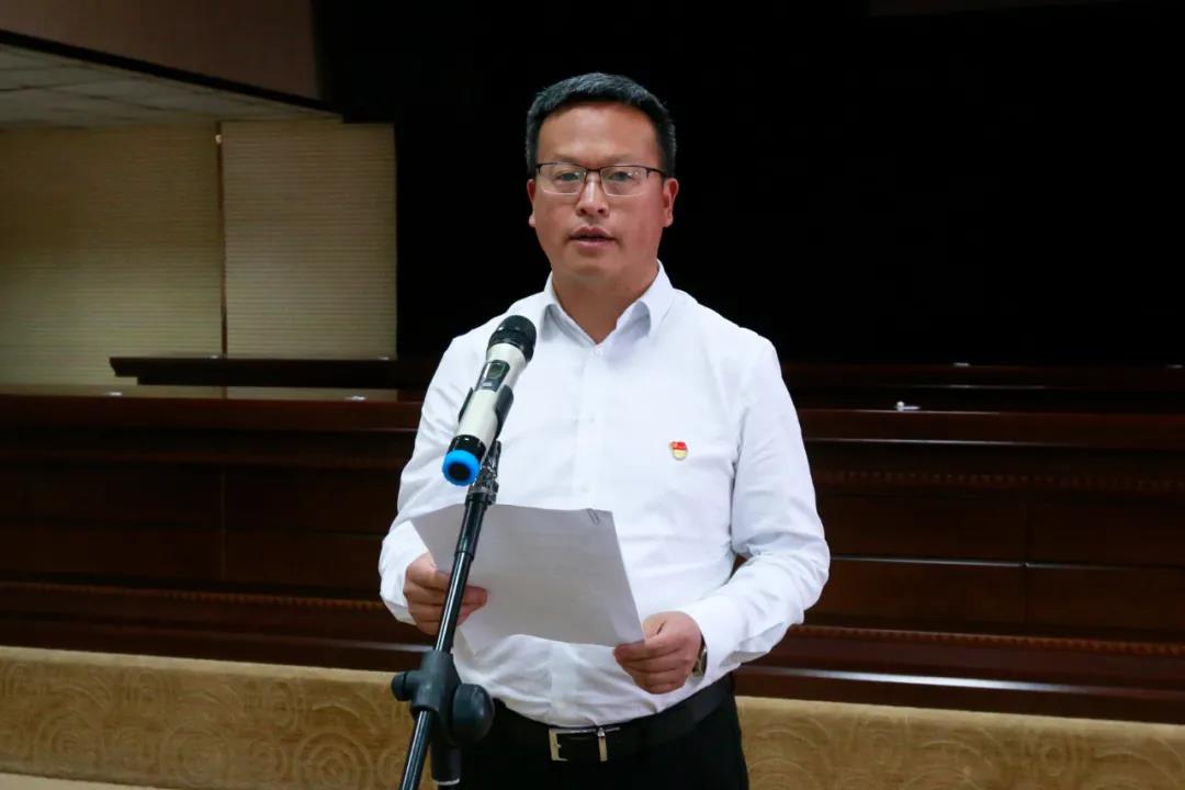 威宁举行新党员代表集中入党宣誓仪式 肖发君领誓并讲话