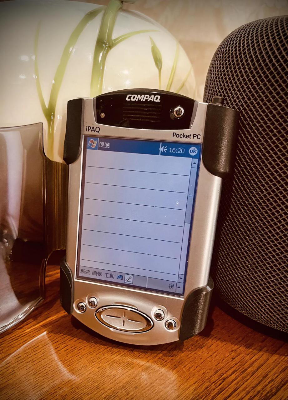 儿子对家里一台 2001 年出品的掌上电脑很感兴趣,怎奈电池坏了.