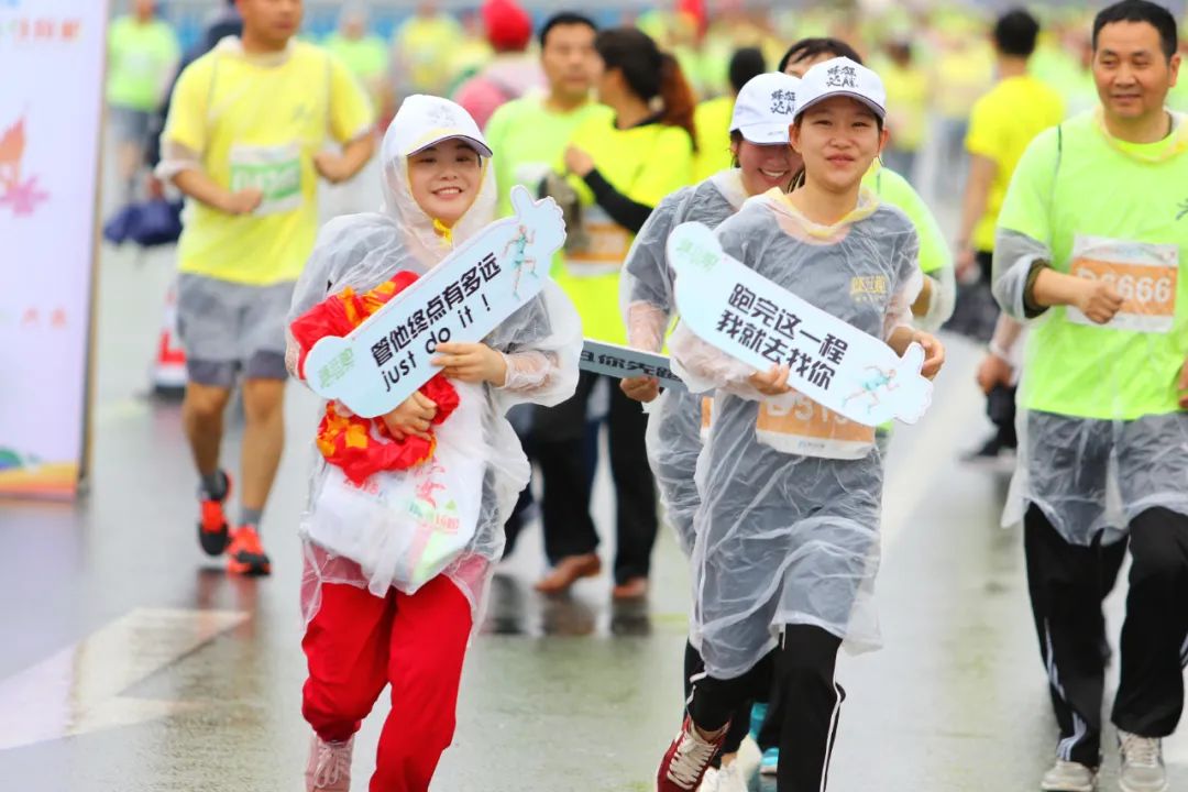 下雨天適合跑步嗎?居然有不少人喜歡雨中跑步!